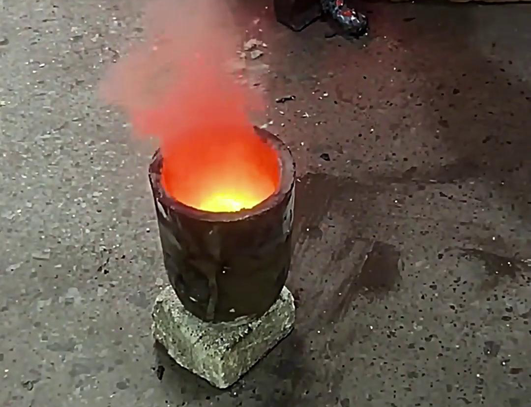 榴莲视频APP在线观看小型中頻熔煉爐助力黃金礦粉熔煉測試(圖1)