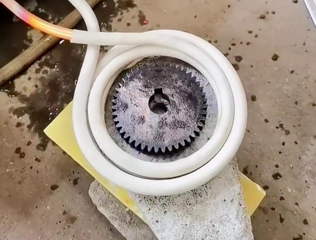 高頻榴莲色版视频能夠使齒輪的齒根和齒麵溫度升高，而心部
