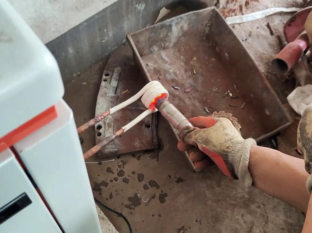 這是高頻加熱機，專門用來鎢鋼合金熱拆解的