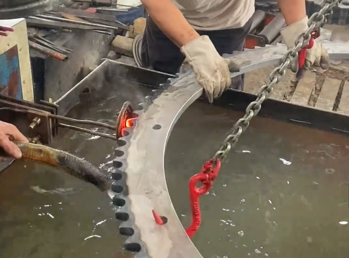 超大齒輪單齒淬火：人工操作的局限與臥式機床的必要性