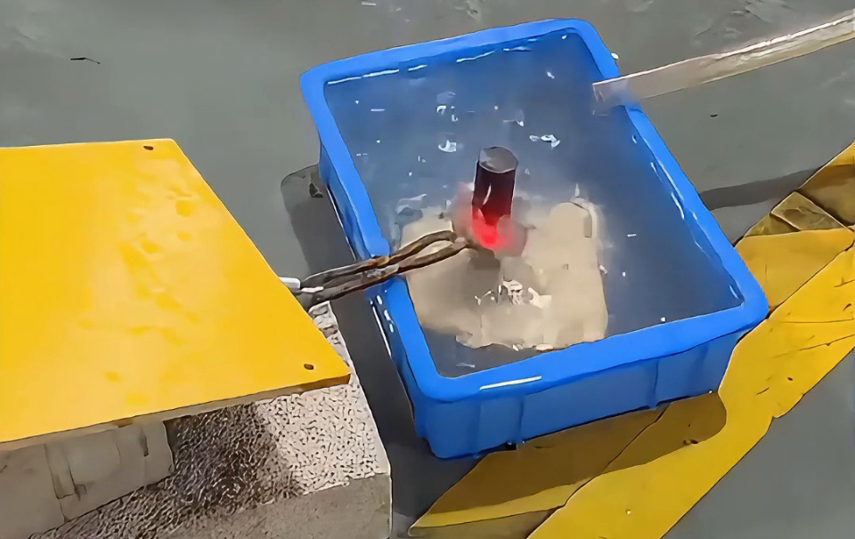 粉絲問 “高頻加熱能在水中直接加熱工件嗎？” 實測：榴莲视频APP在线观看高頻設備真能做到！