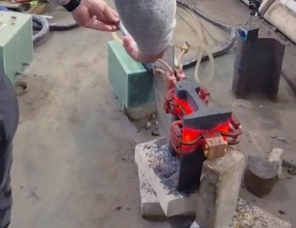 鋼軌正火工藝升級！海瑞拓中頻加熱機，高效賦能軌道鋼